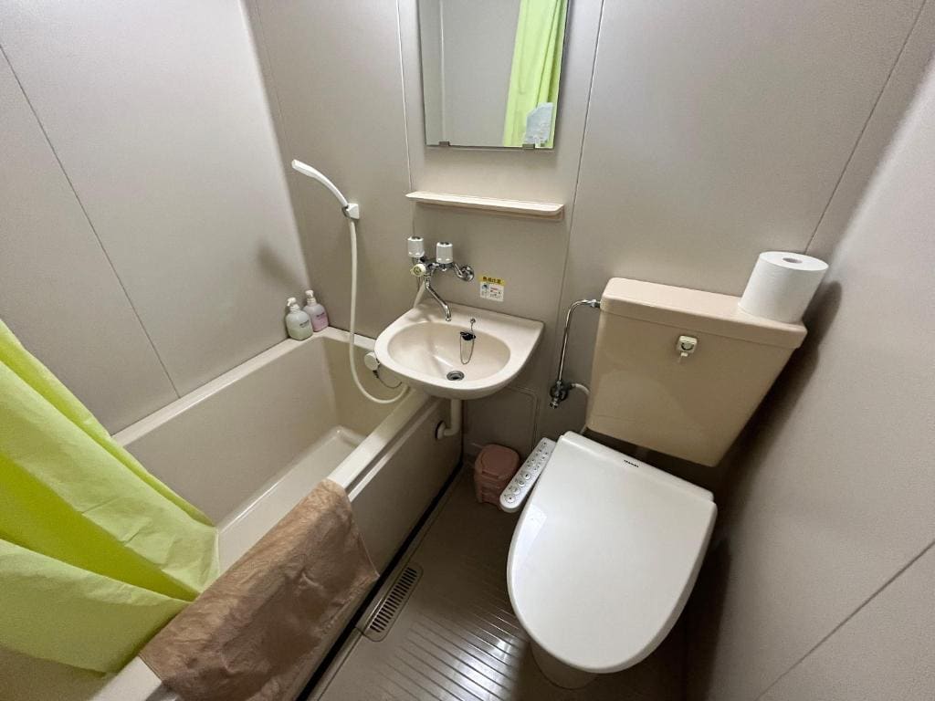 Family Room with Private Bathroom room - Image 2