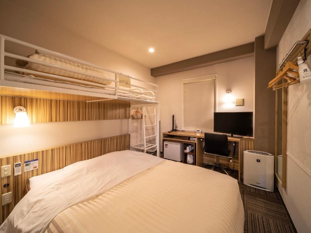 Room with Double Bed and Bunk Bed - Smoking room - Image 3