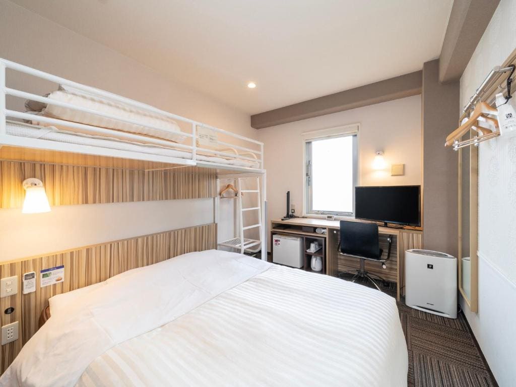 Room with Double Bed and Bunk Bed - Smoking room - Image 2