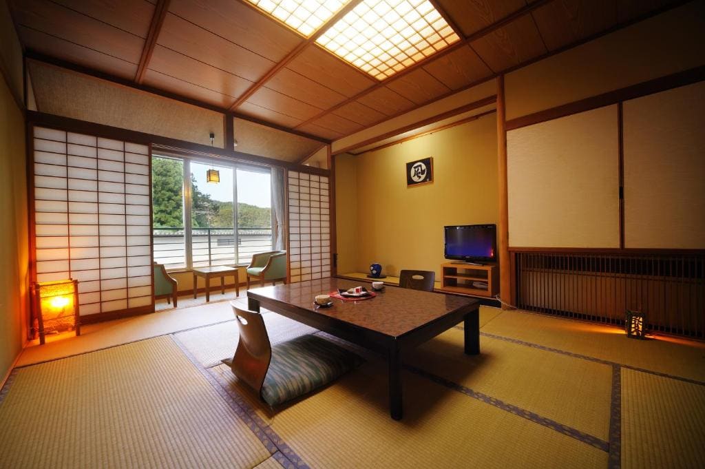 Japanese-Style Triple Room with Shared Bathroom room - Image 3