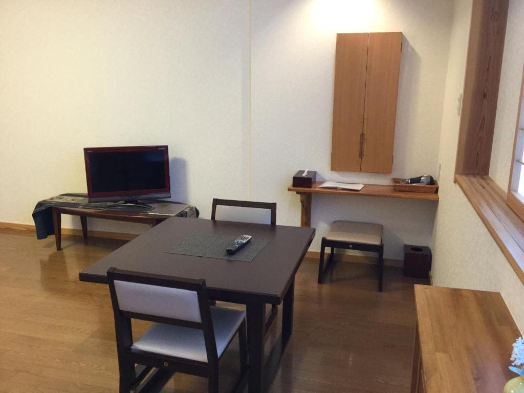 Twin Room with Shared Bathroom room - Image 2