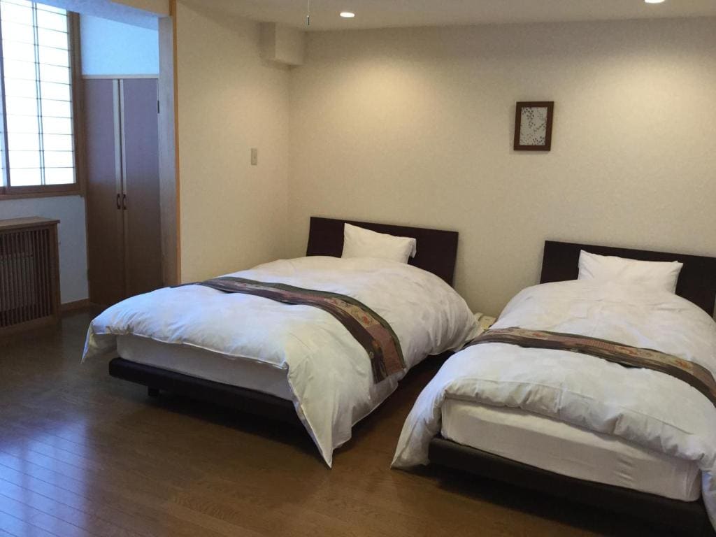 Twin Room with Shared Bathroom room - Image 1