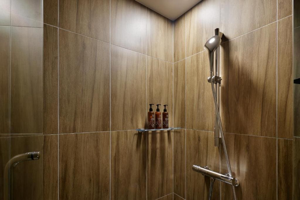 Standard Double Room with Shower Booth - Gallery Floor room - Image 2