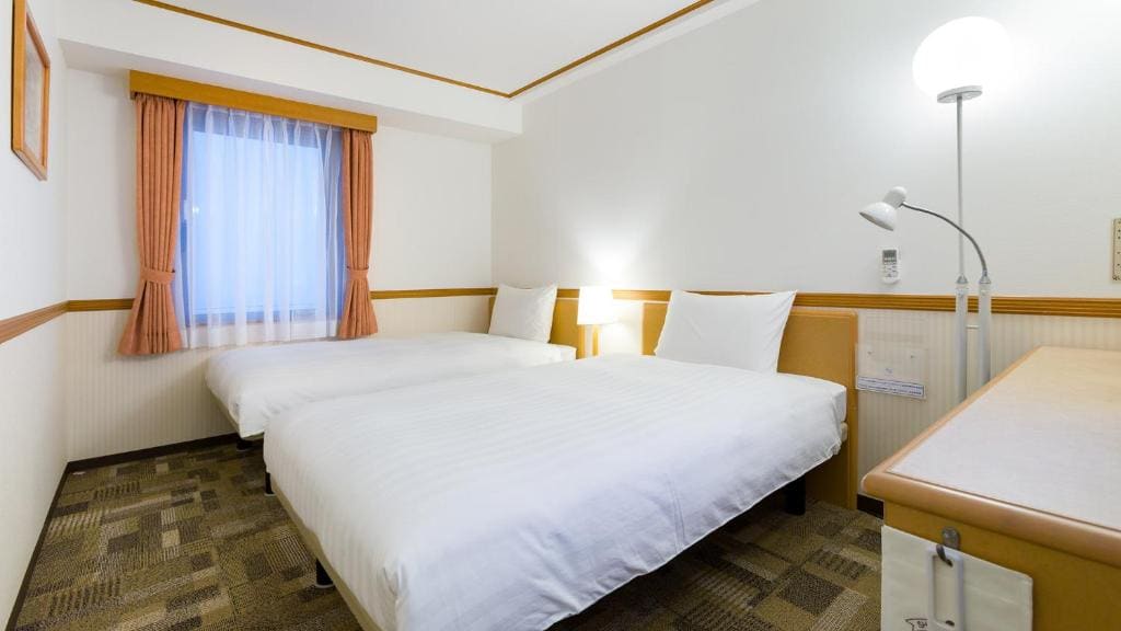 Standard Twin Room with a Shower & Bath Room between Beds - Smoking room - Image 3