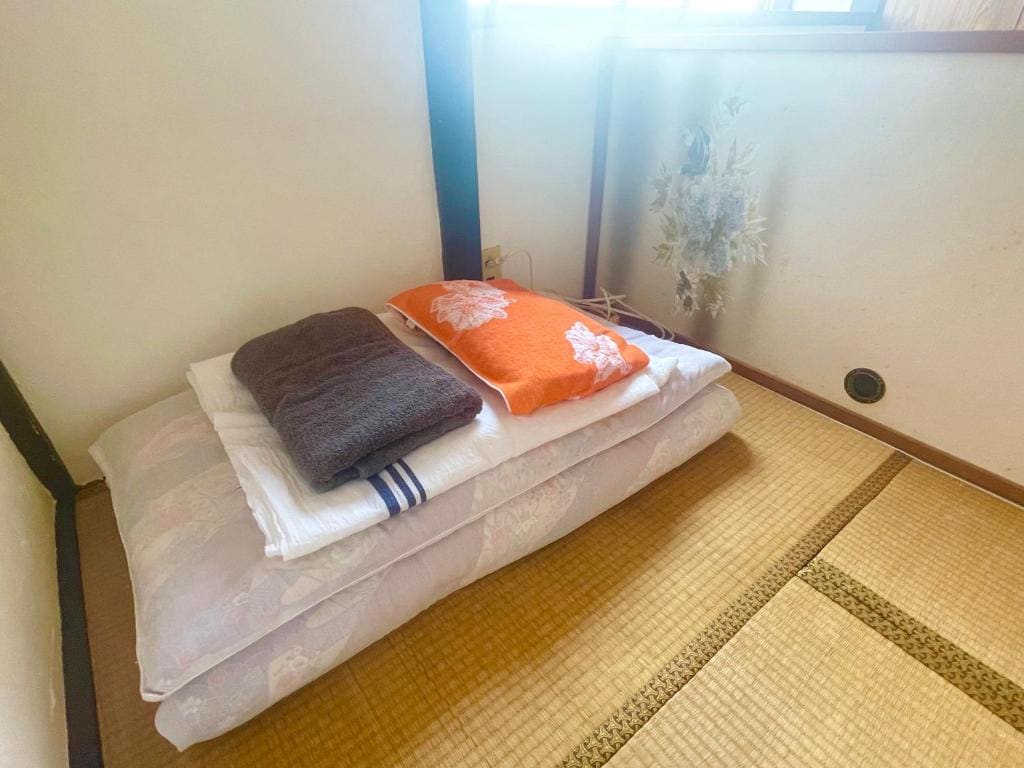Single Bed in Dormitory Room room - Image 2