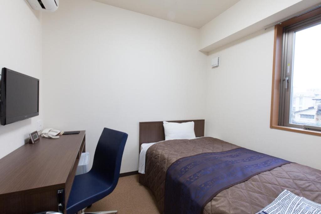 Single Room with Shared Bathroom - New Building - Smoking room - Image 3