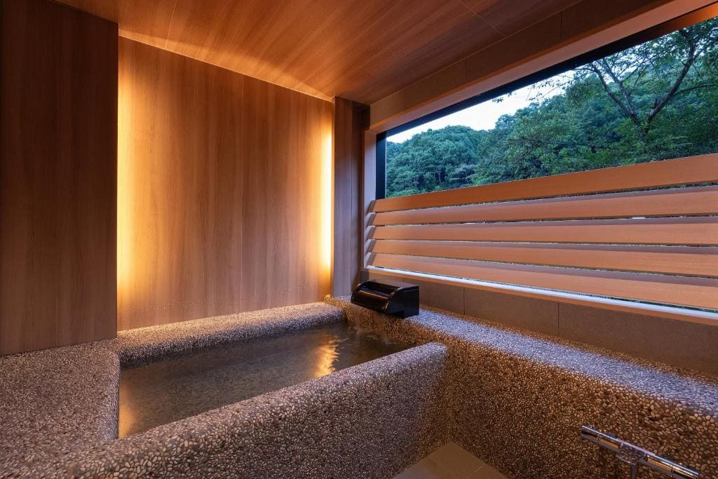 Quadruple Room with Private Bathroom room - Image 3