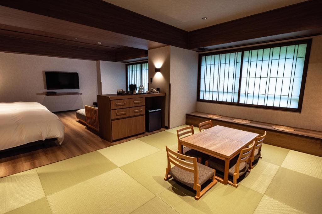Suite with Hot Tub room - Image 2