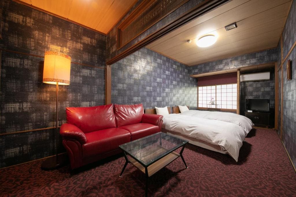 Twin Room with Shared Bathroom - Main Building room - Image 3