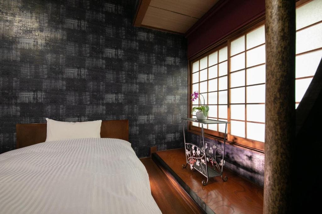 Twin Room with Shared Bathroom - Main Building room - Image 2