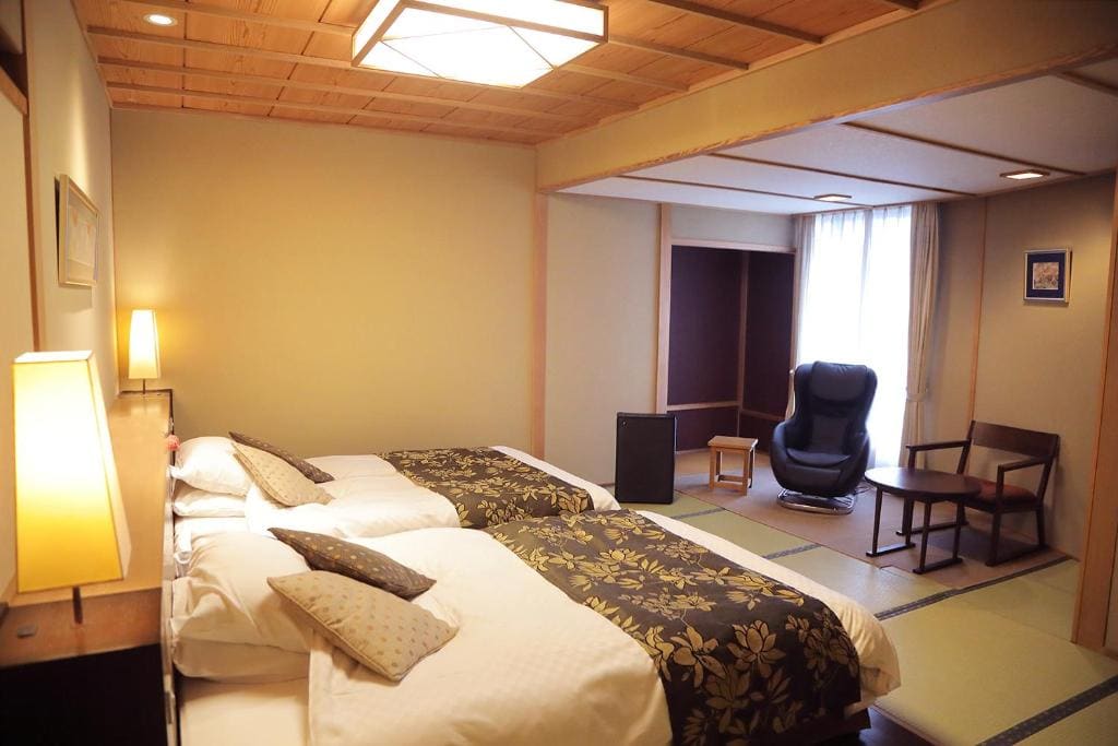 Superior Twin Room B room - Image 3