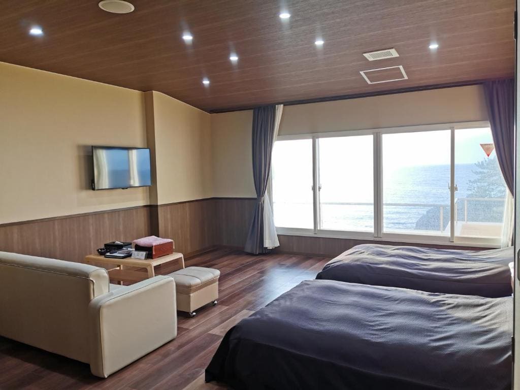 Twin Room with Shared Bathroom - Non-Smoking room - Image 2
