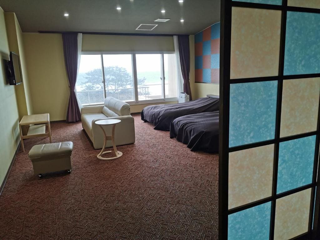 Twin Room with Shared Bathroom - Non-Smoking room - Image 3