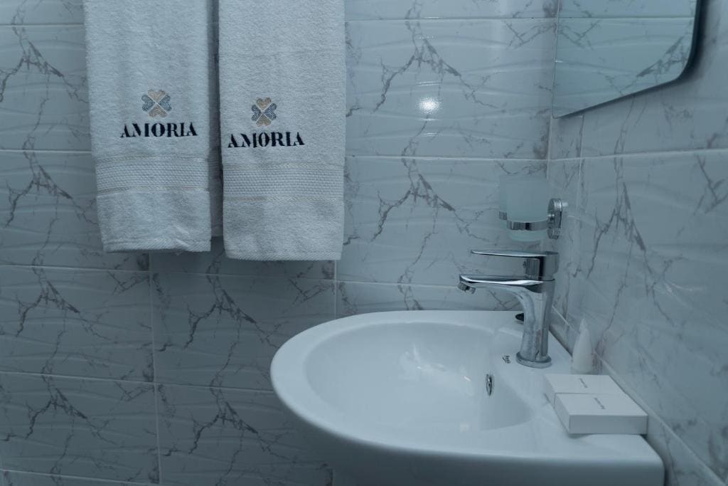 Deluxe Queen Room room - Image 3