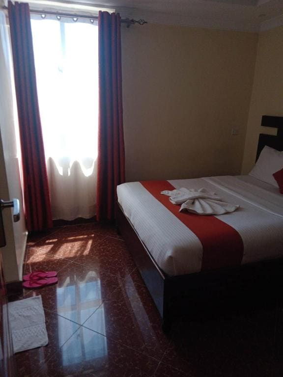 Deluxe Double Room with Shower room - Image 3
