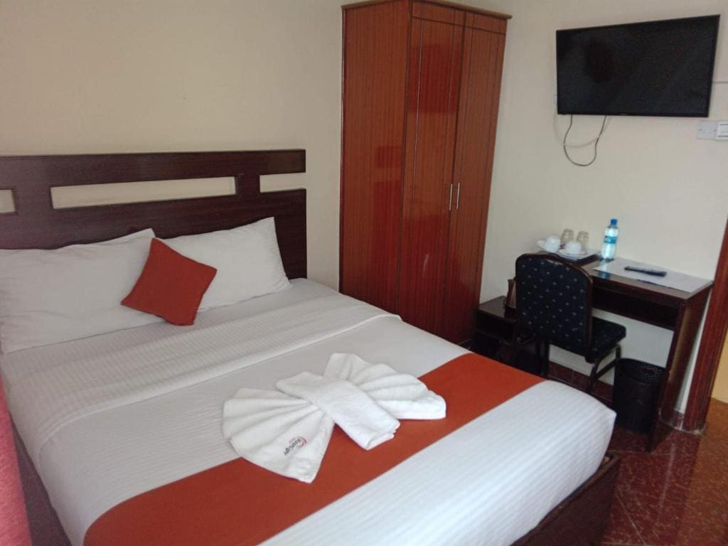 Deluxe Double Room with Shower room - Image 2