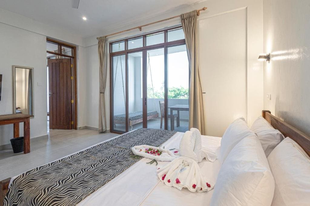 Deluxe Suite with Sea View room - Image 3