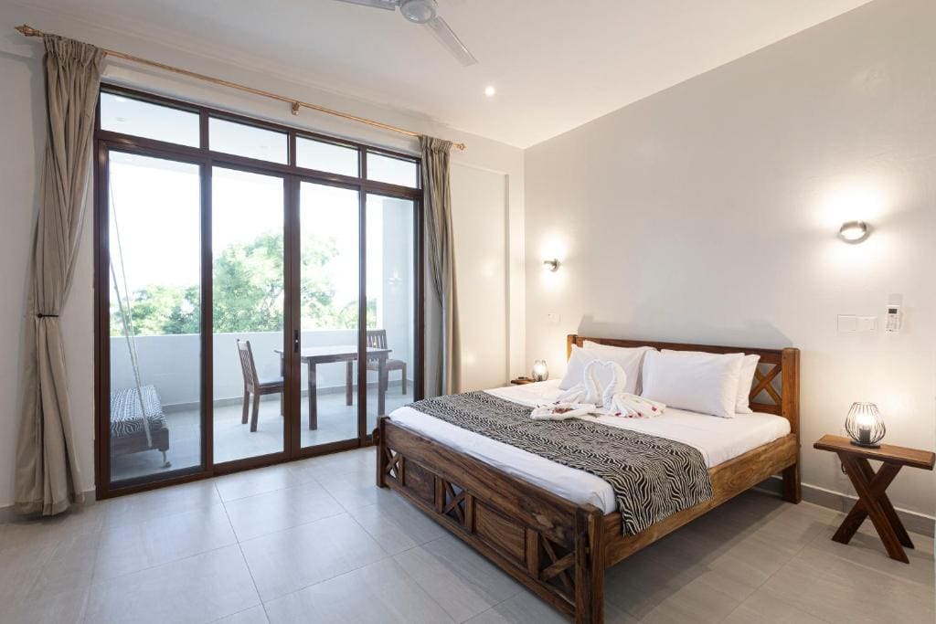 Deluxe Double Room with Balcony room - Image 3