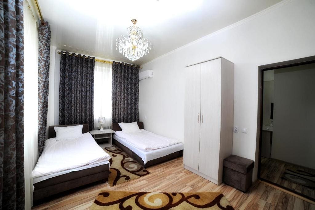 Superior Quadruple Room room - Image 1