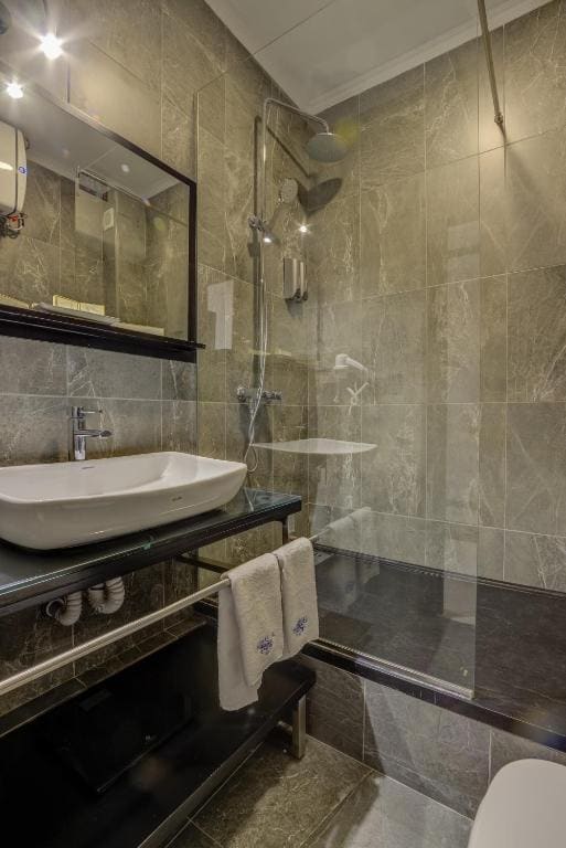 Deluxe Single Room with Balcony room - Image 3
