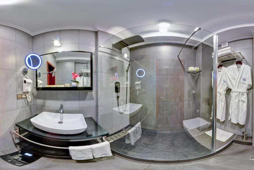 Double Room with Balcony room - Image 3