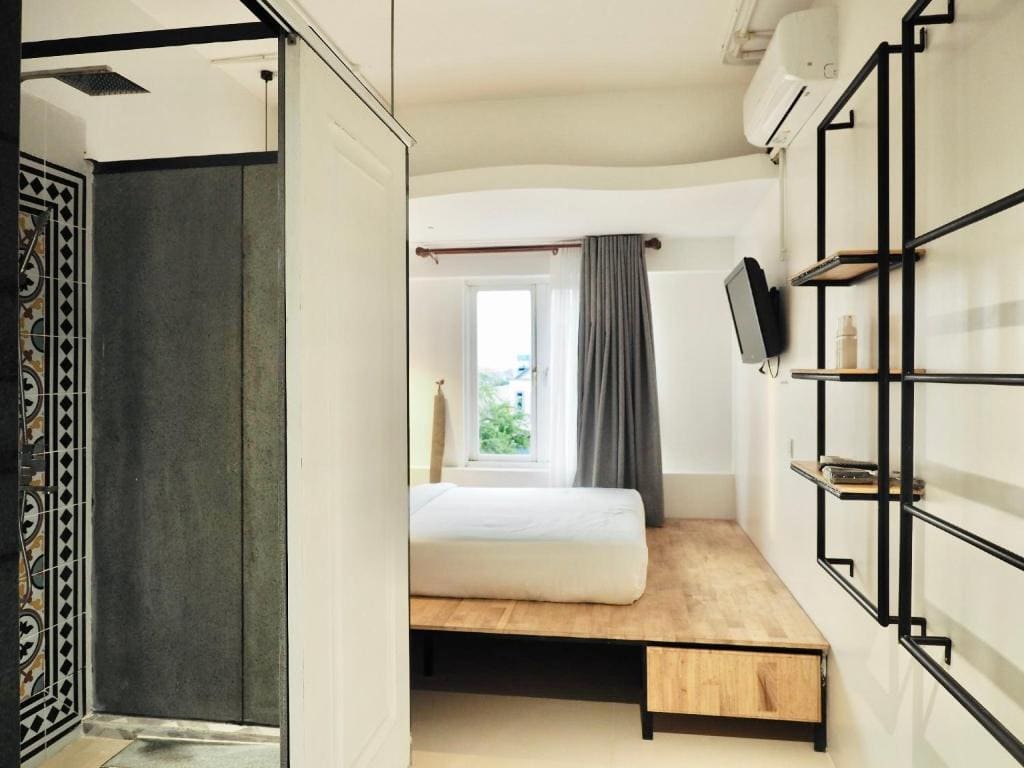 Double Room with Pool View room - Image 2