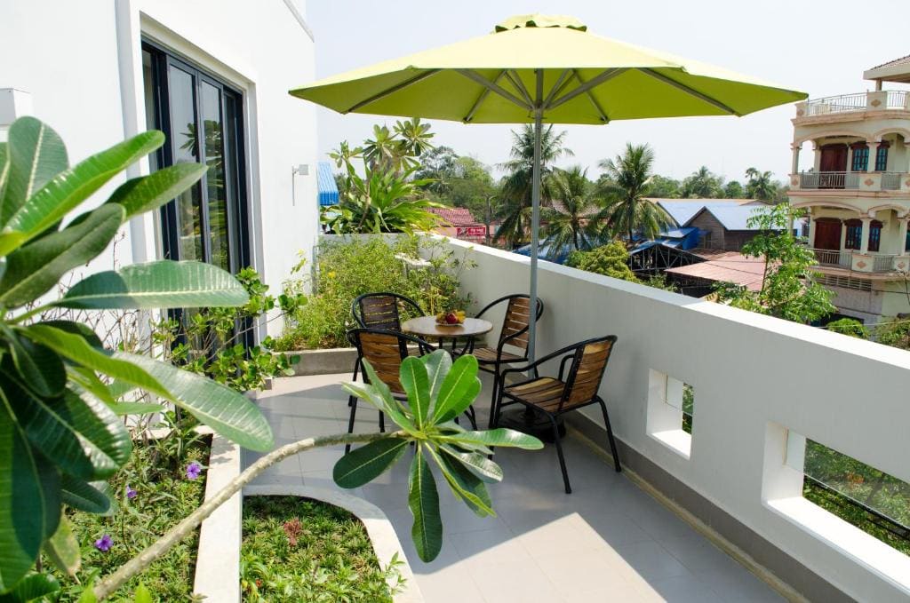 Family Suite Natural Room with Garden Balcony and Pool View room - Image 2