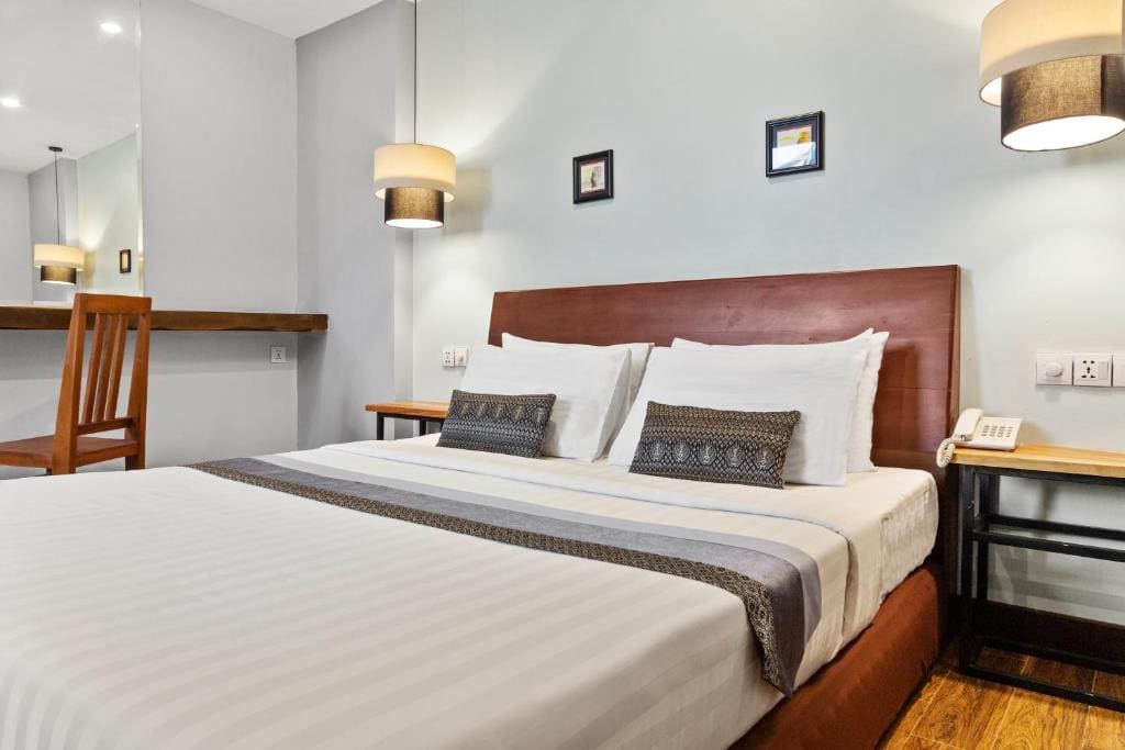 Deluxe King Room with Balcony room - Image 3