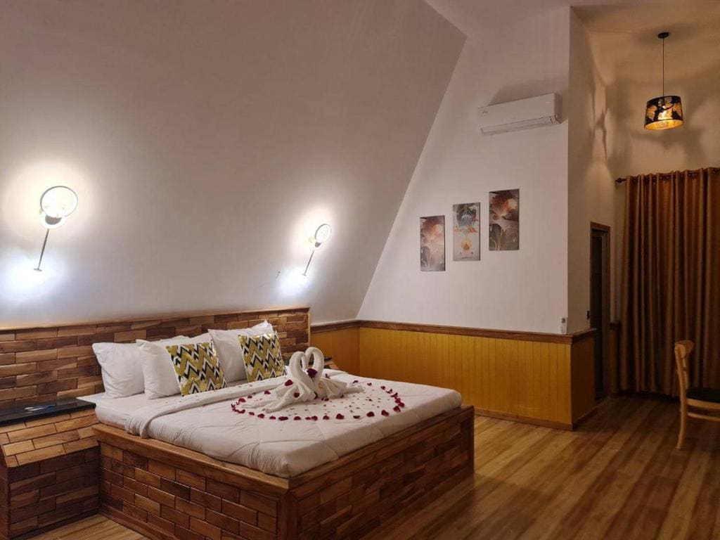 Double Room with Pool View room - Image 3
