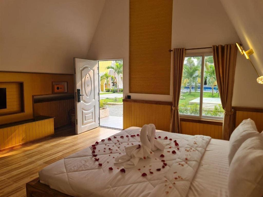 Double Room with Pool View room - Image 2