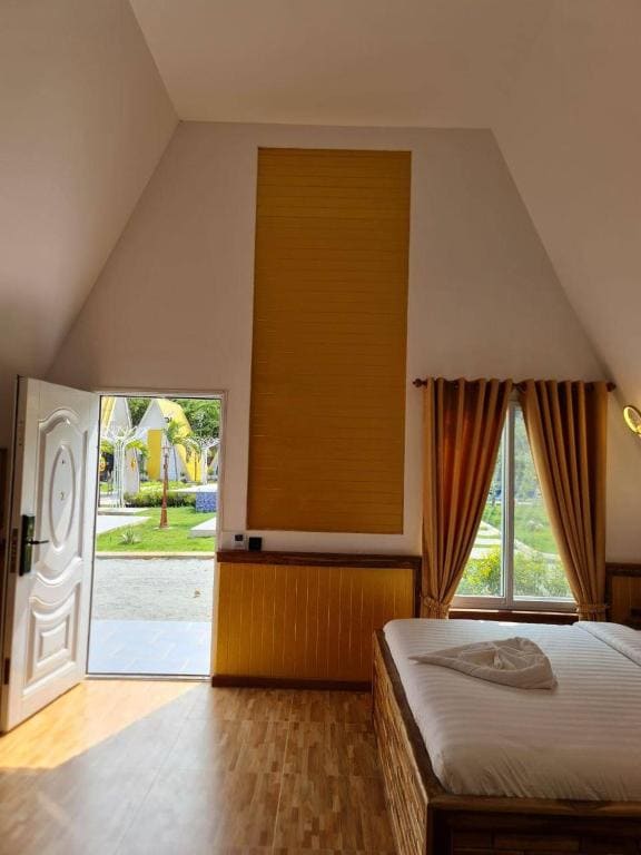 Twin Room with Pool View room - Image 1