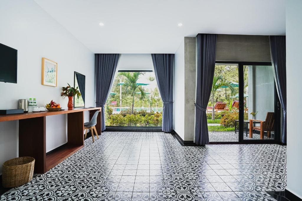 Luxury Double Bedroom - Free Shuttle to Town room - Image 3
