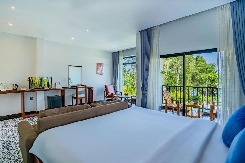 Luxury Double Bedroom - Free Shuttle to Town room - Image 1