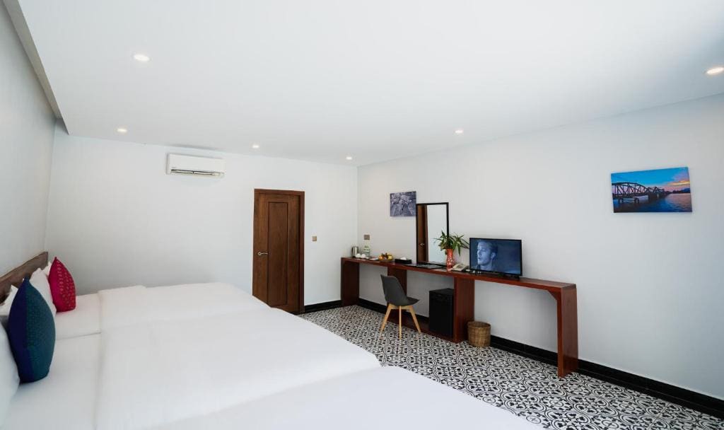 Family Connecting Room Pool Access - Free Shuttle to Town room - Image 1
