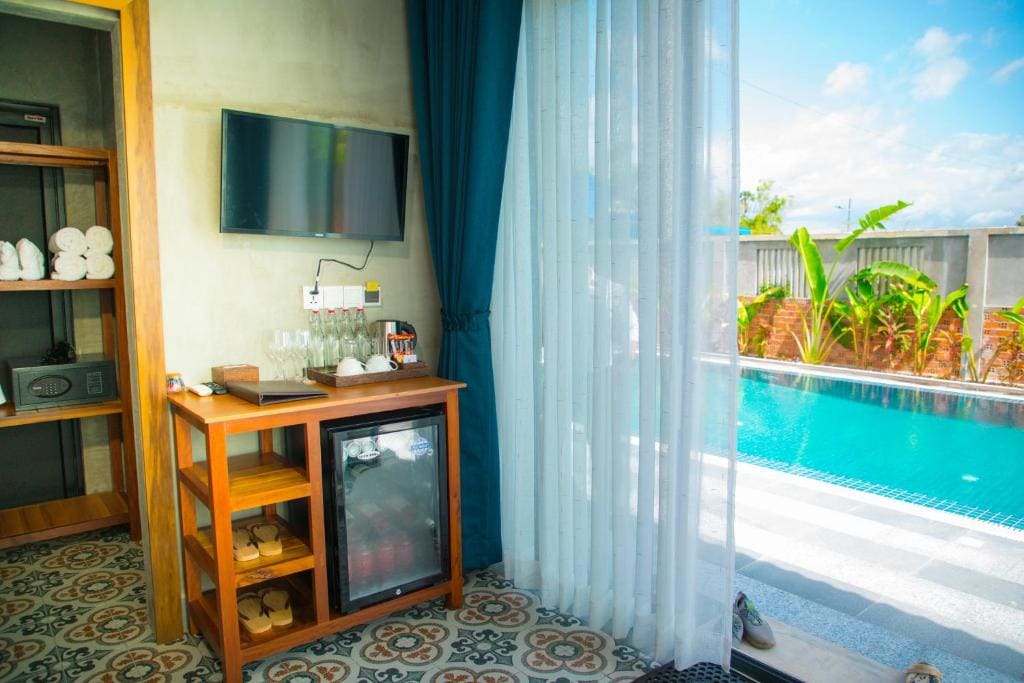 Villa with Private Pool - Free Shuttle to Town room - Image 3