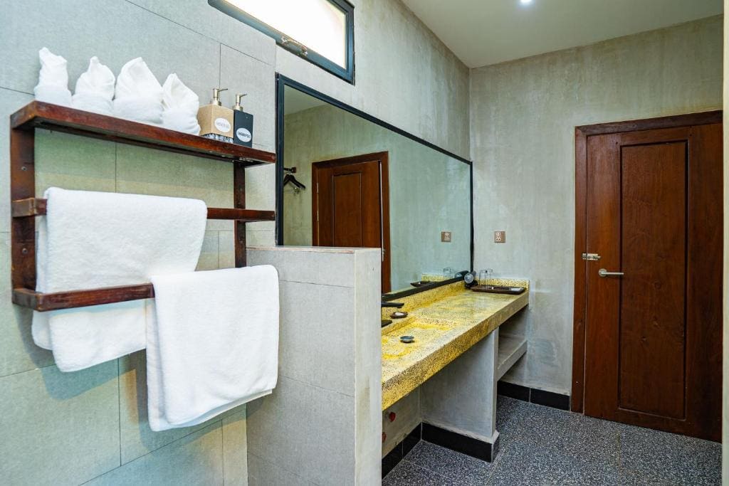 Luxury Double Bedroom - Free Shuttle to Town room - Image 2