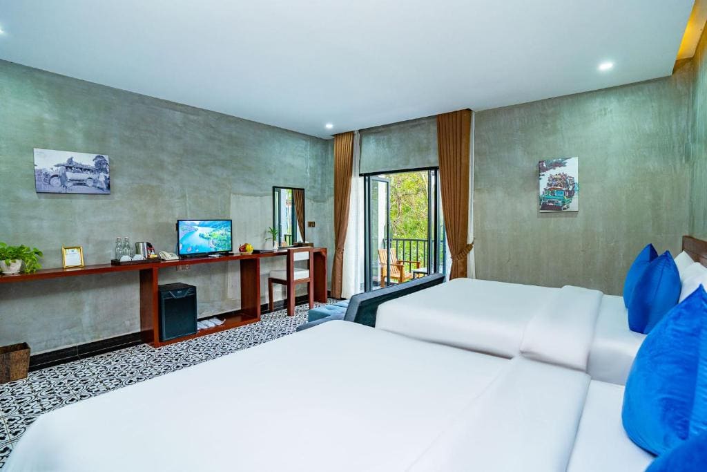 Luxury Twin Pool View - Free Shuttle to Town room - Image 2