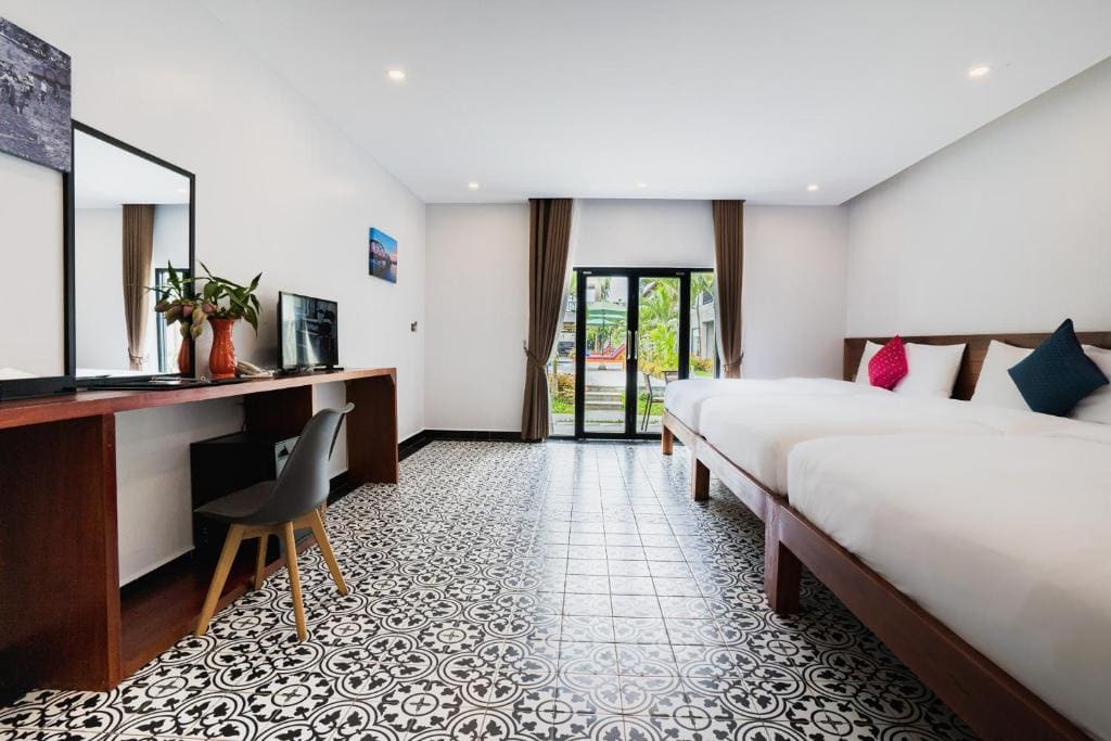 Family Triple Beds with Pool Access - Free Shuttle to Town room - Image 3
