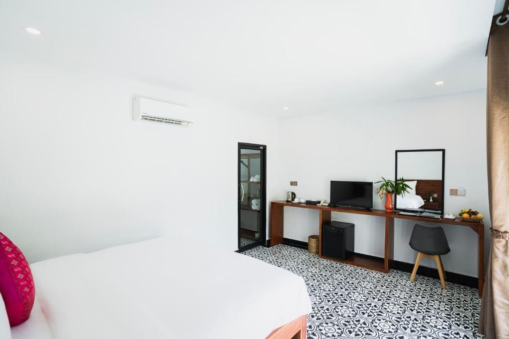Family Connecting Room Pool Access - Free Shuttle to Town room - Image 3