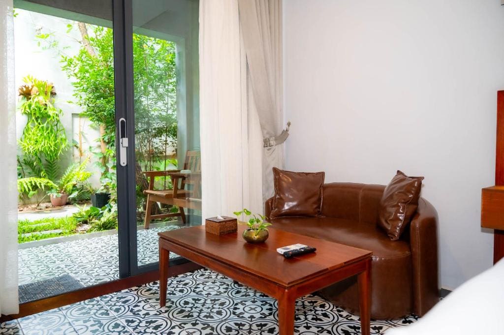 Classic Double Room - Free Shuttle to Town room - Image 1
