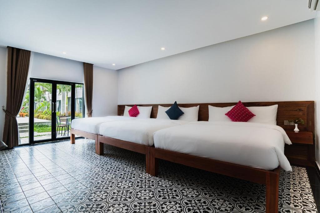 Family Triple Beds with Pool Access - Free Shuttle to Town room - Image 2