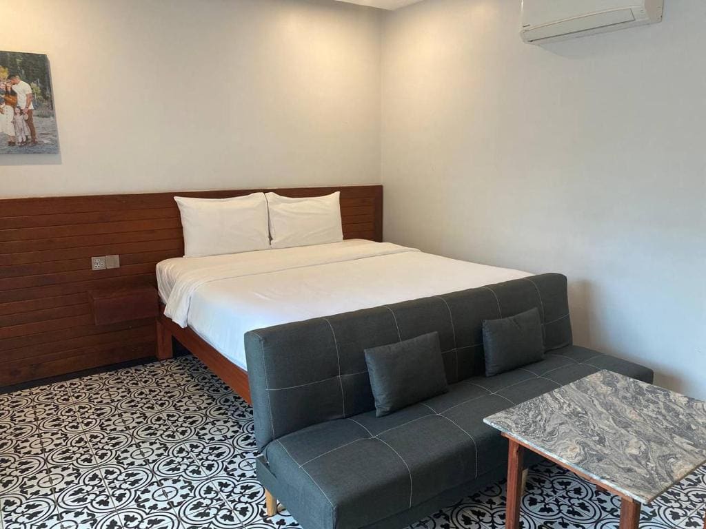 Luxury Double Bedroom Pool View - Free Shuttle to Town room - Image 1