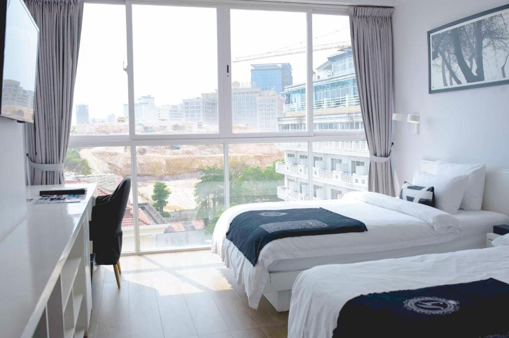Deluxe Twin Room room - Image 1