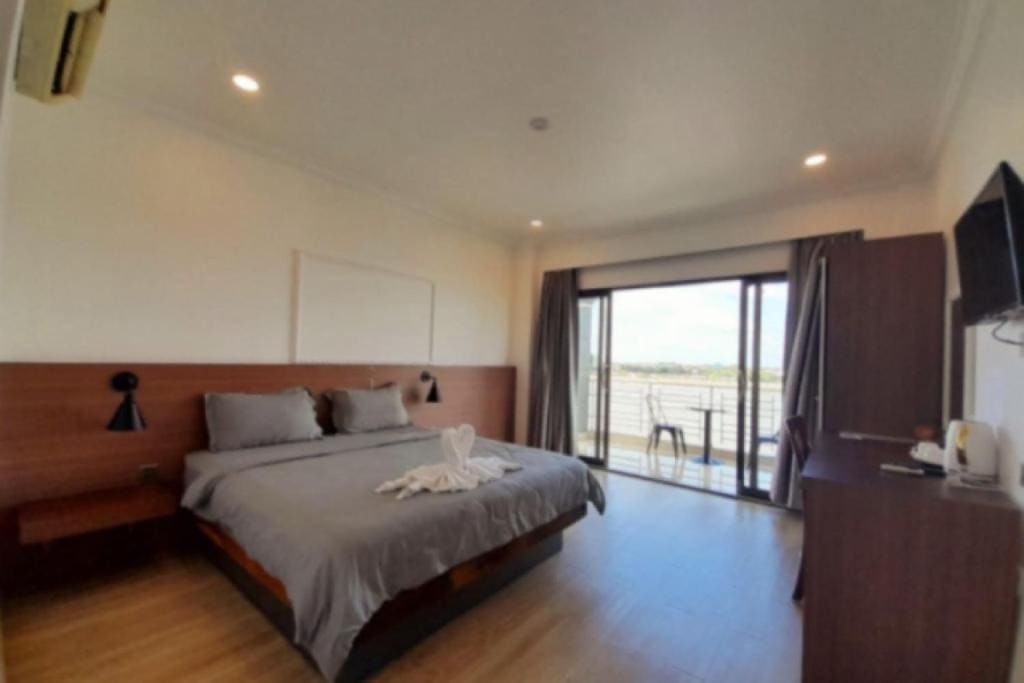 Single Room with Bathroom room - Image 3