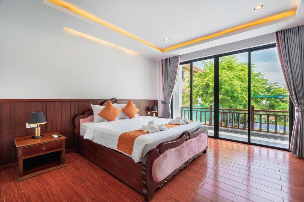 Deluxe King Room with Balcony room - Image 3