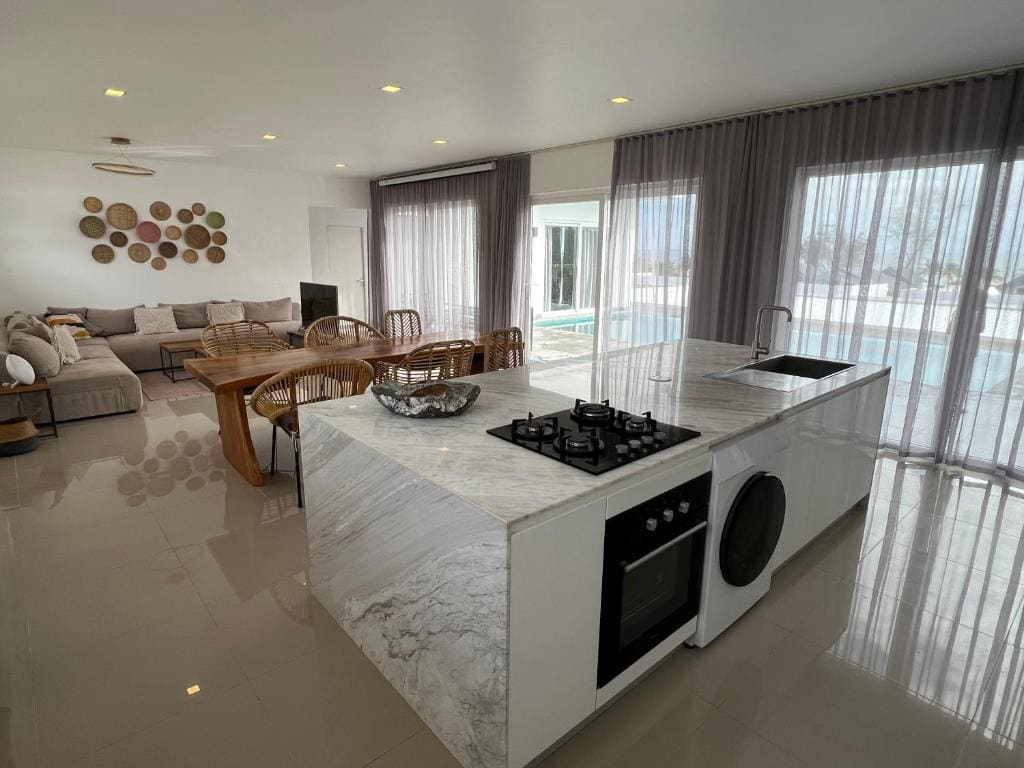 Deluxe Double Room with Side Sea View room - Image 3