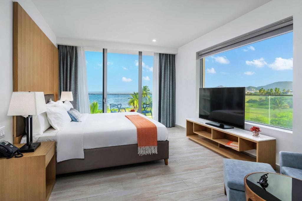 King Room with Oceanfront View room - Image 2