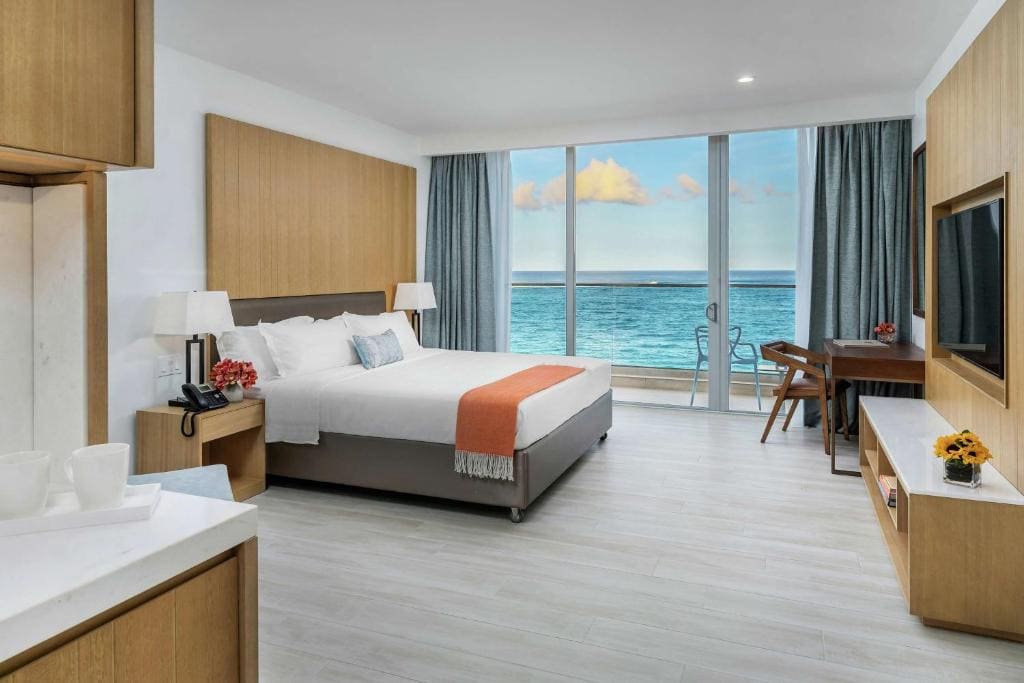 Double Room with Sea View room - Image 2