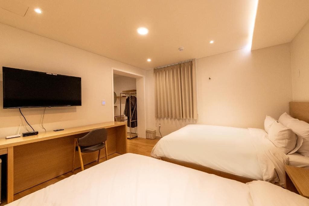 Family Room room - Image 1