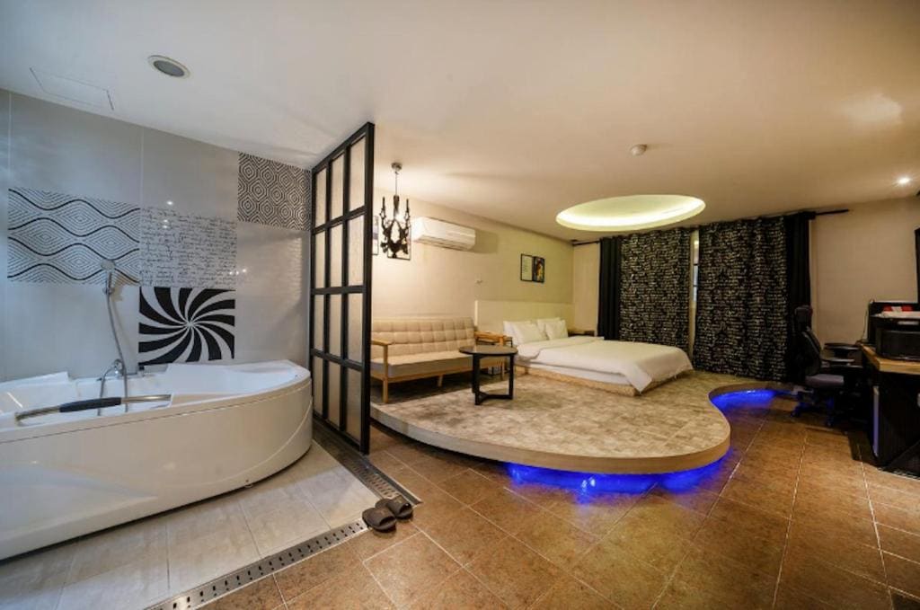 Massage chair or Large bathtub or Sky Room - Randomly assigned upon check-in room - Image 1